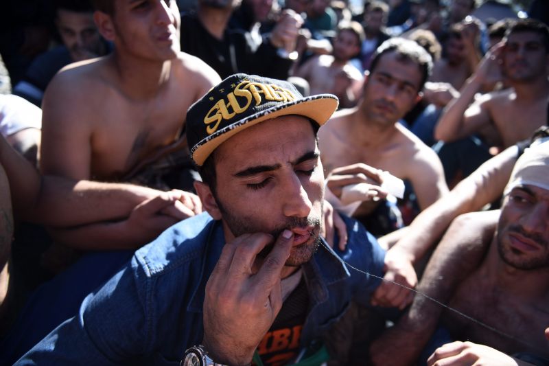 Sokkoló fotók az összevarrt szájú migránsokról