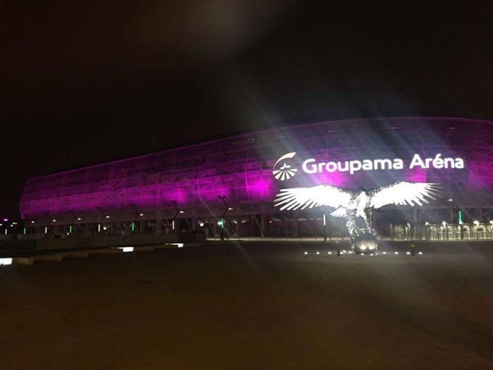 A Fradi stadionja lila fényekben úszott