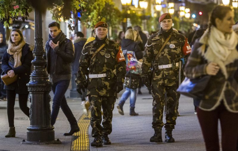 Itt vannak a fotók, kivezényelték a fegyveres katonákat Budapest utcáira