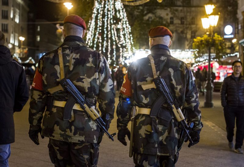 Itt vannak a fotók, kivezényelték a fegyveres katonákat Budapest utcáira