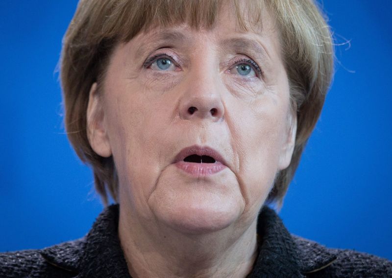 Egy teljesen összetört Merkel állt reggel a kamerák elé