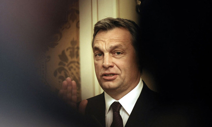A bátor Orbán a függöny mögött bujkált a kérdések elől