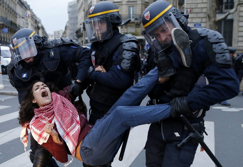 Összecsaptak rendőrök és tüntetők Párizsban