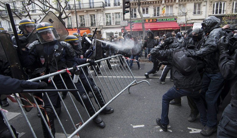 Összecsaptak rendőrök és tüntetők Párizsban