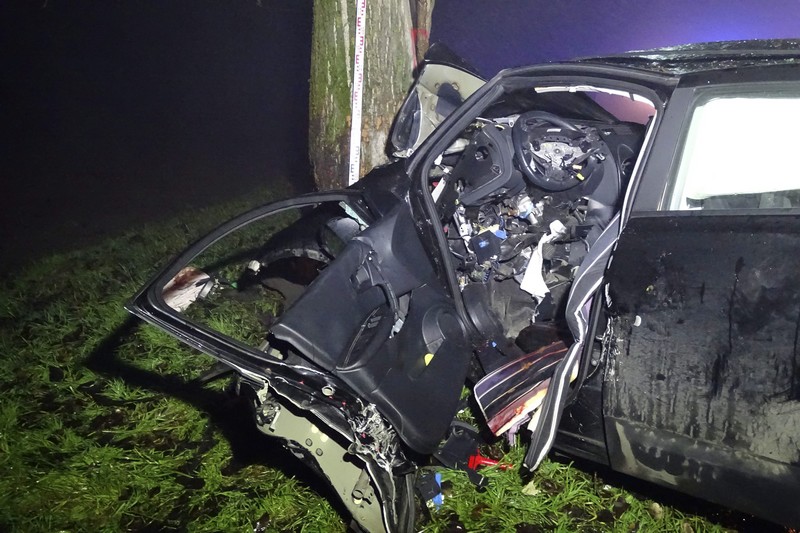 Fának csapódott egy autó Kiskunmajsán, a vezetője meghalt