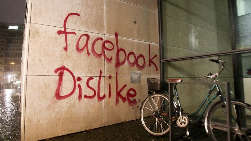 Megtámadták a Facebook németországi központját