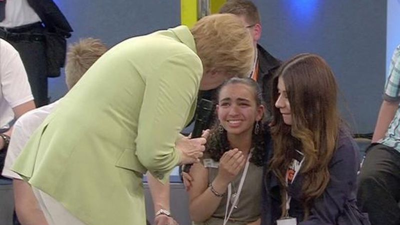 Németországban maradhat a Merkel által megríkatott palesztin lány