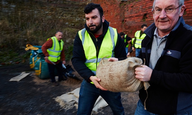 Szír menekültek önként jelentkeztek segíteni az árvíz sújtotta Angliának