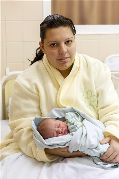 Az év első újszülöttjével villog a jobbikos Novák Előd – képekkel