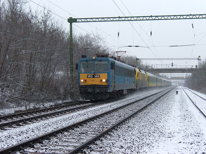A MÁV a hatalmas karácsonyi utasforgalomról ír, de arról nem, hogy több vonatot indítanának
