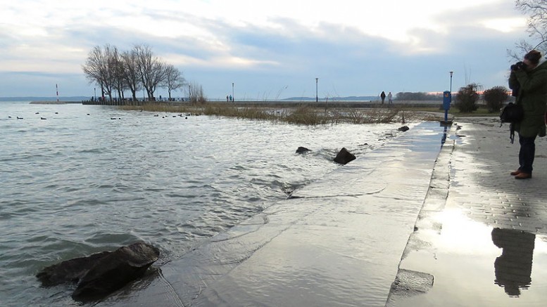 Veszélyesen sok a víz a Balatonban