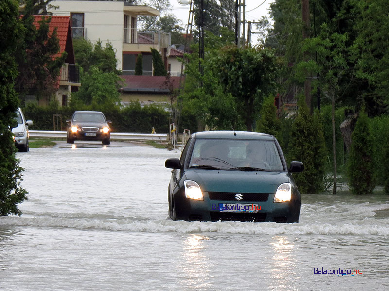 Veszélyesen sok a víz a Balatonban