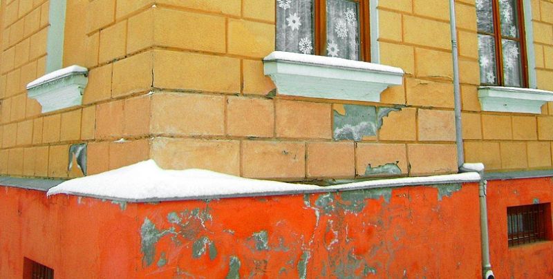 Penészes a fal, beázik a tető a dombóvári iskolában