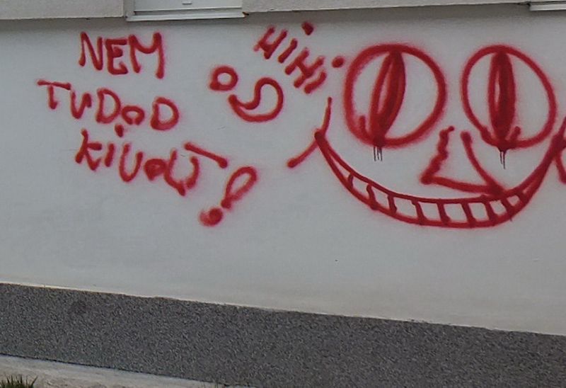 "Nem tudod, ki volt. Hihi" – üzente a graffitis. "De igen" – bizonyították a rendőrök