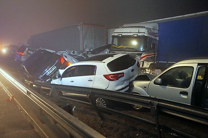 Legalább hetven gépjármű ütközött össze Szlovéniában, halálos áldozatok is vannak