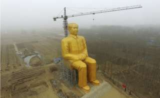 37 méteres, aranyszínű Mao-szobrot állítottak Kínában