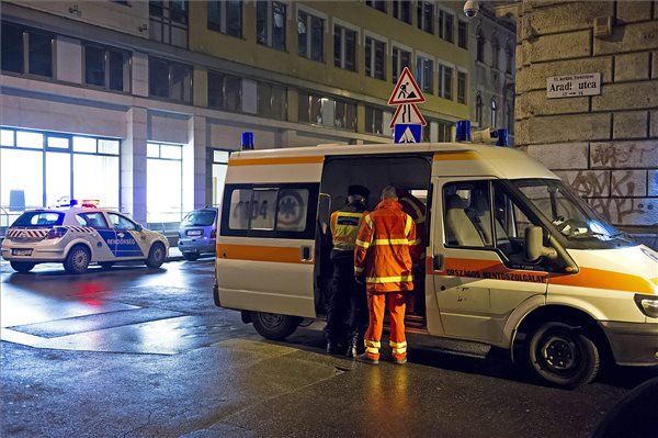 A mentőkre támadt egy budapesti férfi