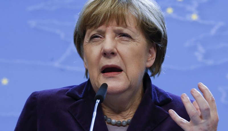 Merkel: európai megoldással kell csökkenteni a menekültek számát