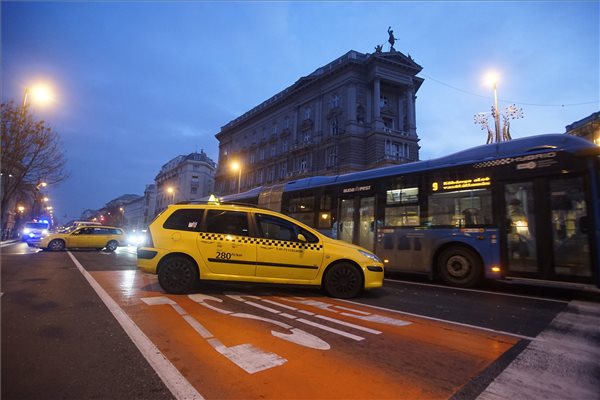 Folytatódik a taxisblokád, lassú a forgalom