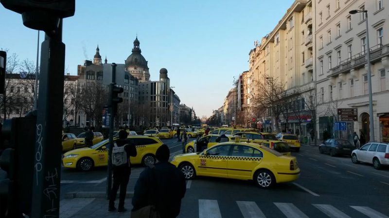Durvul a taxishiszti: lezárták a Bajcsyt és az Andrássyt