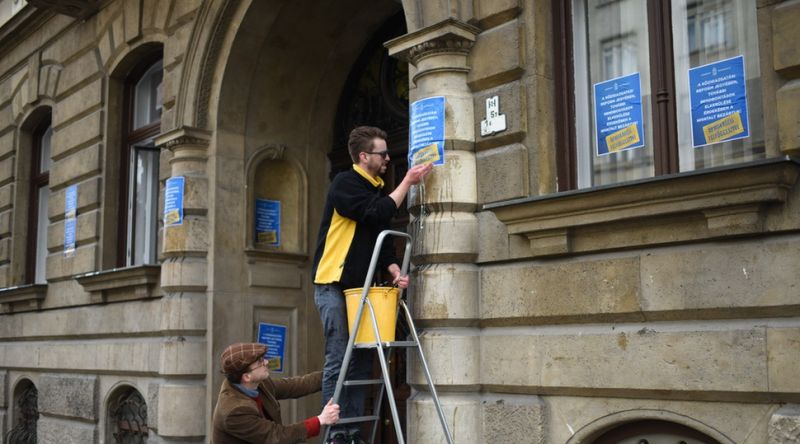 Aktivisták leszedték a választási iroda tábláját