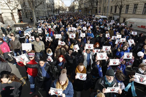 Ezrek tüntettek az állatkínzás ellen Budapesten