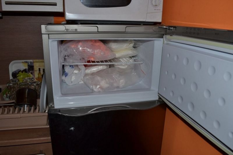 100 millió forintnyi drogot találtak egy pécsi lakás hűtőjében
