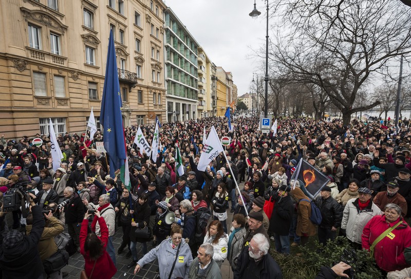 Együtt: Orbán kopaszokkal letaroltatta a demokrácia maradékát is
