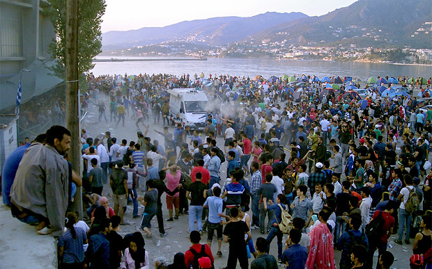 Pattanásig feszült a görög migránshelyzet – rengetegen torlódtak fel