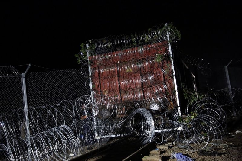 Elvontatták a Mad Max-vagont a határról – épül a vasúti kapu