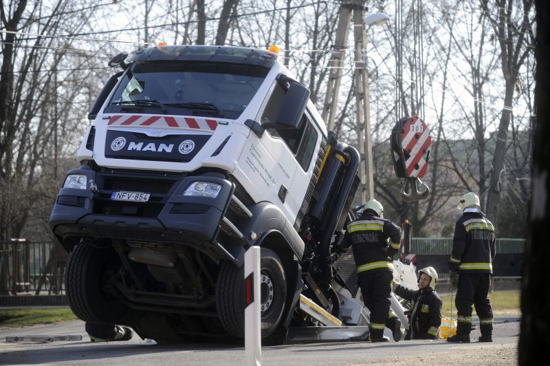 Beszakadt a burkolat, elnyelte az út a teherautót Budapesten