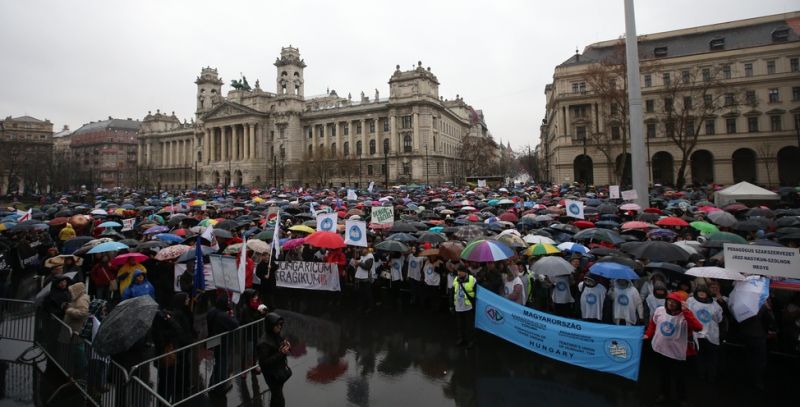 Több ezren tüntetnek a Parlament előtt – kövesse velünk!