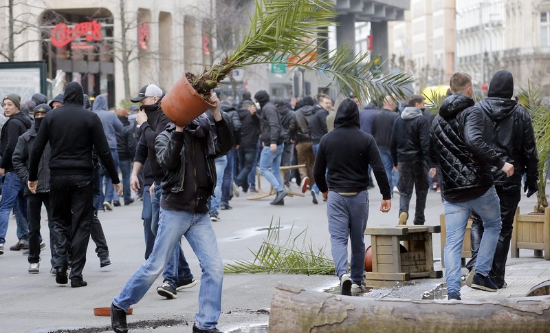 Vízágyúval oszlatták a neonácikat Brüsszelben