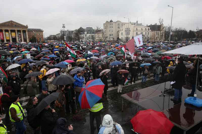 Több tízezren indultak a Parlament elé tüntetni