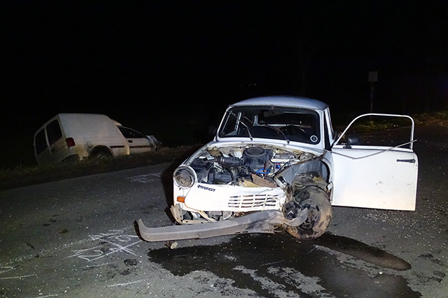 Súlyos baleset Izsáknál: 14 éves fiú vezette a Trabantot
