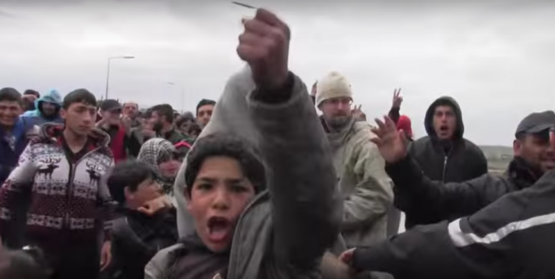 Drámai videó: fogy a migránsok türelme a görög határon