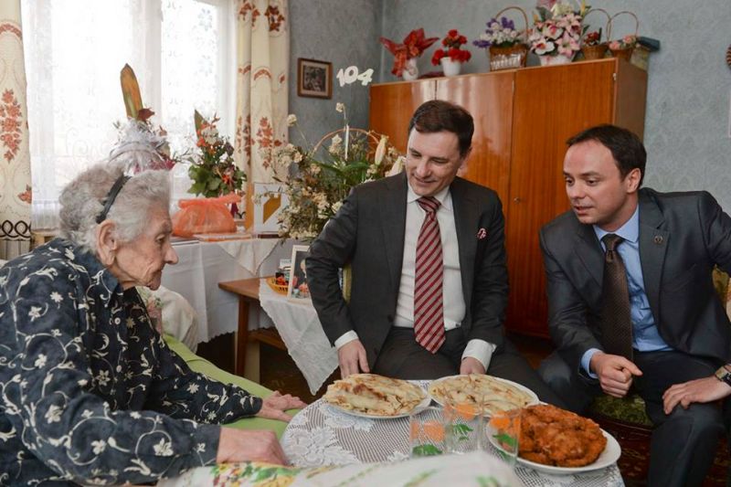104 éves nénivel pózoltak a Fidesz politikusai
