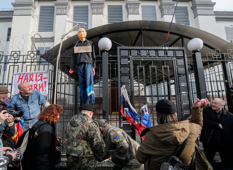 Tüntetők tojással dobálták meg a kijevi orosz nagykövetséget