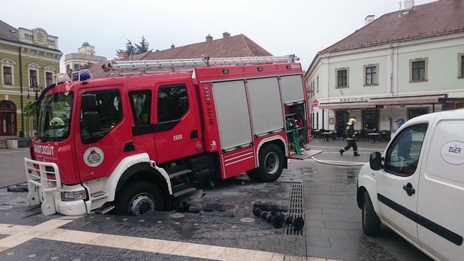Beszakadt a Dobó téri szökőkút egy tűzoltóautó alatt Egerben