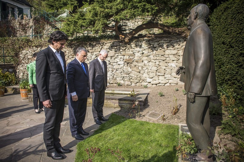 Orbán fejet hajtott Adenauer szobra előtt