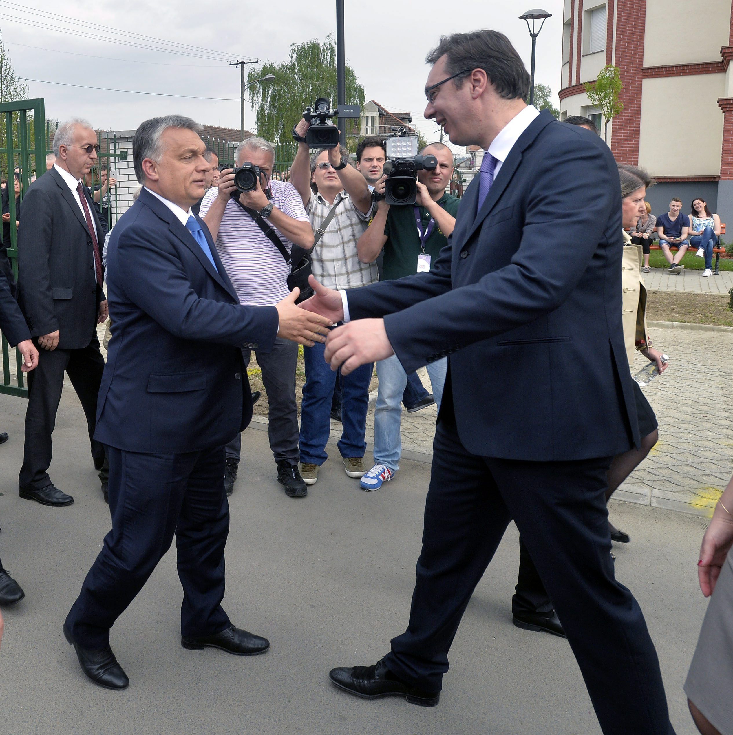 Orbán elment kezet fogni Újvidékre