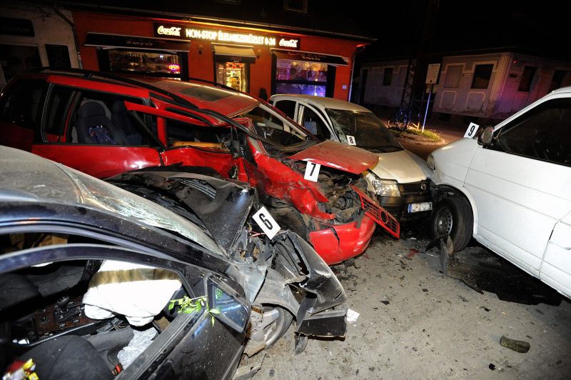 Ripityára törte a parkoló autókat egy sofőr Budakeszin