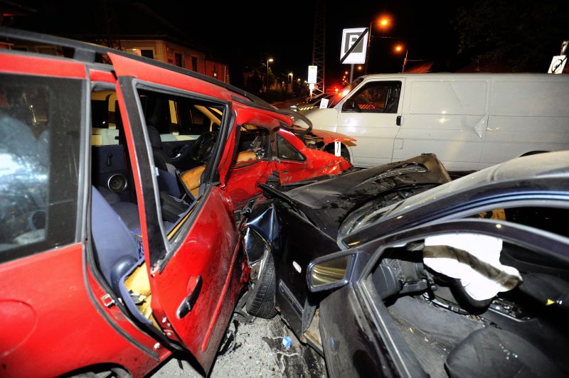 Ripityára törte a parkoló autókat egy sofőr Budakeszin