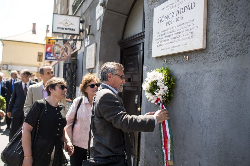 Felavatták Göncz Árpád emléktábláját Budapesten