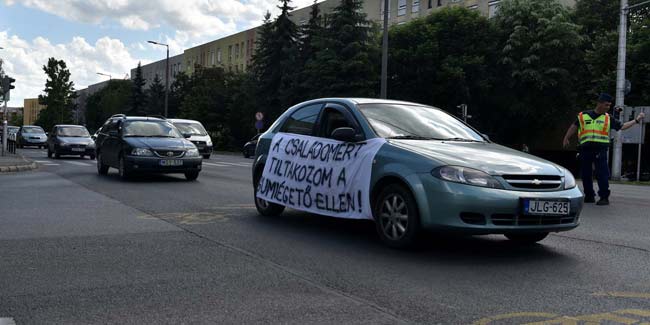 Most az autósok tüntettek Kaposváron a gumiégető ellen