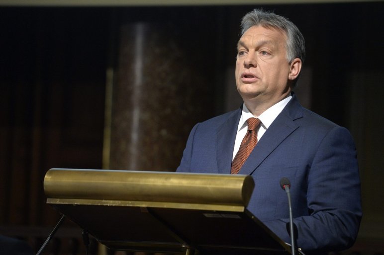 Orbán: a háttérhatalmak felelősek az agyelszívásért