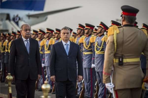 Most Egyiptomba utazott Orbán és egy rakás miniszter