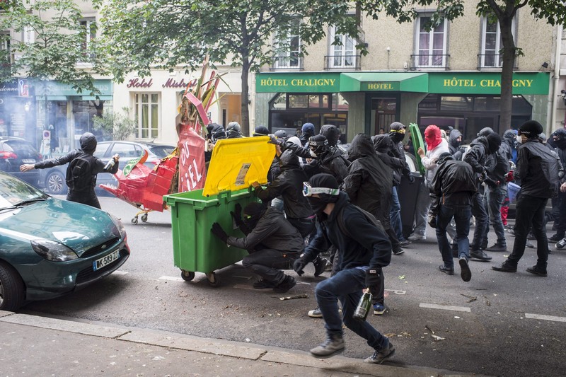 Összecsapások a munkajogi reform elleni tüntetésen Párizsban