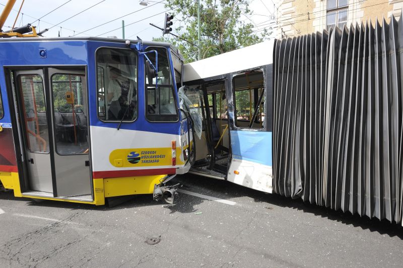 Villamos karambolozott a busszal Szegeden