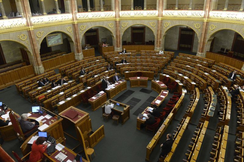 Szégyen! Üresen kong a parlament a 2017-es költségvetési "vita" alatt